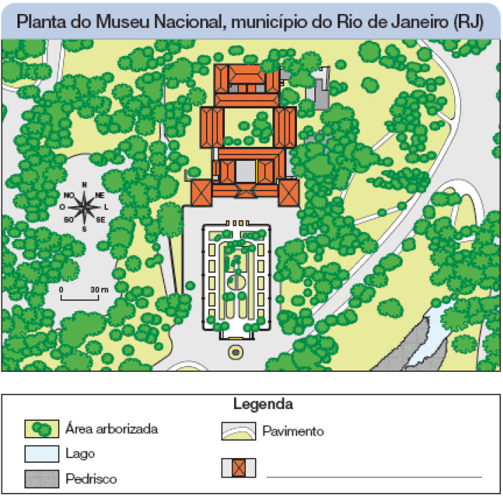 Imagem: Mapa. Planta do Museu Nacional, município do Rio de Janeiro (RJ). Vista de cima de uma construção grande com telhado laranja em volta de árvores. Na frente há uma praça extensa; à esquerda, várias árvores e à direita, um pavimento ao lado de um lago com pedrisco em volta. Ilustração. Legenda com imagens representando lugares: círculos verdes (Área arborizada); cinza (Lago); cinza-escuro (Pedrisco); cinza com linha branca (Pavimento); retângulo com um X dentro (_____).  Fim da imagem.