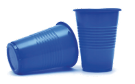 Imagem: Fotografia. Dois copos de plástico azuis.   Fim da imagem.