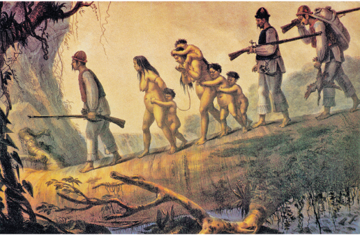 Imagem: Ilustração. Homens de chapéu arredondado, vestindo camisa e calça branca e colete preto. Eles carregam armas longa. Entre eles há mulheres e crianças indígenas nuas amarradas andando por estrada de terra. Fim da imagem.