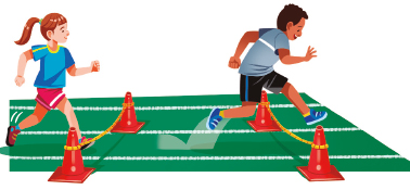 Imagem: Ilustração. À esquerda, uma menina, com cabelo preso, camisa azul e bermuda vermelha, corre. À frente dela, dois cones prendem uma corda. À direita, um menino com camisa cinza e bermuda preta, salta uma corda presa entre dois cones. No chão, grama verde com listras brancas.  Fim da imagem.