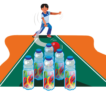 Imagem: Ilustração. Em frente, seis garrafas transparentes com fitas coloridas dentro estão enfileiradas e formam um triângulo. Ao fundo, uma criança de camisa e bermuda azul, com o braço direito esticado e mão aberta, lança uma bola vermelha na direção das garrafas.  Fim da imagem.