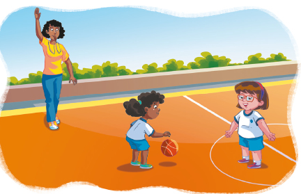 Imagem: Ilustração. No centro, uma menina, com cabelo encaracolado e preso, está com os joelhos flexionados, o tronco abaixado, e com a mão direita esticada em direção a uma bola de basquete. À direita, outra menina, com cabelos lisos na altura dos ombros, está em pé e com os braços abertos ao lado do corpo. No fundo, uma mulher está com o braço direito levantado e um apito na boca. O chão é laranja e há linhas brancas.  Fim da imagem.