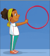 Imagem: Ilustração em sequência. 1. Passo 1. Uma menina de cabelo enrolado e preso por uma faixa amarela está em pé com o braço direito esticado para frente e segura um bambolê.   Fim da imagem.