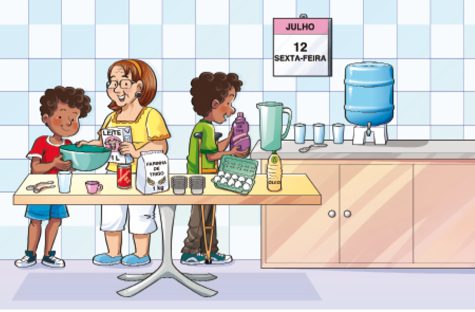 Imagem: Ilustração. À esquerda, Augusto, menino com cabelo encaracolado está sorrindo e segurando uma bacia. Na frente dele, uma mulher com cabelo castanho está sorrindo, segurando a bacia e com a outra mão, ela segura uma caixa de leite. Na frente deles há uma mesa com objetos em cima: colheres, um copo, uma xícara, uma latinha de fermento, uma embalagem de farinha, forminhas empilhadas, uma bandeja de ovos e uma garrafa de óleo. À direita, um menino está com uma muleta embaixo do braço direito e segurando uma embalagem de suco. Na frente dele há um armário e sobre ele há objetos: uma jarra, três copos, uma colher e um filtro de água. Acima há um calendário indicando: 12 de Julho – Sexta-feira.  Fim da imagem.