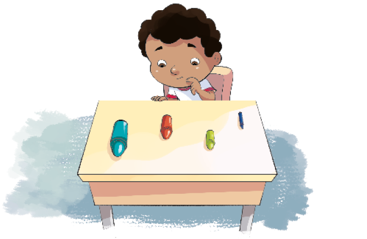 Imagem: Ilustração. Bruno, menino com cabelo encaracolado e camiseta branca está sentado em uma carteira escolar com a mão sob o queixo. Na frente dele há objetos sobre a mesa: 1. um giz grosso e azul, 2. um giz médio e vermelho,3.um giz pequeno e verde e 4. um giz fino e azul. Fim da imagem.