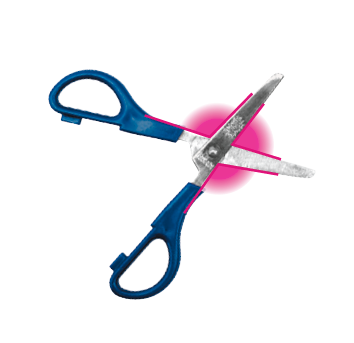 Imagem: Fotografia. Uma tesoura aberta. As laterais e a frente aberta formam ângulos e estão em destaque.   Fim da imagem.