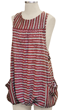 Imagem: Fotografia. Manequim com vestido listrado, vermelho e branco. O vestido não tem mangas e há dois bolsos na parte inferior. Fim da imagem.