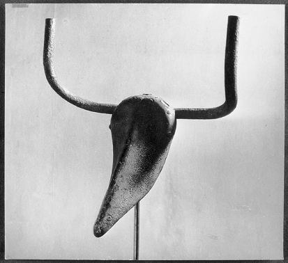 Imagem: Escultura. Um guidão sobre um assento de bicicleta, formando a cabeça de um touro.  Fim da imagem.