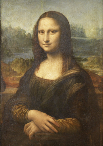 Imagem: Pintura. Mona Lisa, mulher com cabelo liso e comprido está sorrindo com as mãos unidas na frente do corpo. Ao fundo, um rio sinuoso e árvores. Fim da imagem.