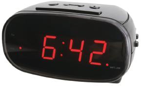 Imagem: Fotografia. Relógio digital retangular indicando 6:42. Fim da imagem.