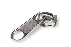 Imagem: Fotografia. Fecho de zíper prata. Fim da imagem.