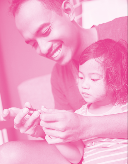Imagem: Fotografia em tons de rosa. Homem de cabelo curto, vestindo camiseta. Está cortando a unha de uma menina de cabelo curto, vestindo camiseta. Fim da imagem.