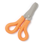 Imagem: Fotografia. Tesoura com pontas arredondadas e base laranja. Fim da imagem.