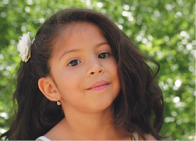 Imagem: Fotografia. Menina de cabelo longo castanho. Fim da imagem.