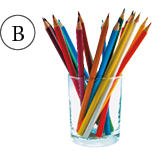 Imagem: Fotografia. B: Copo transparente com lápis de cor coloridos. Fim da imagem.