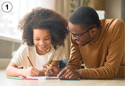 Imagem: Fotografia. 1: Homem e menina agachados no chão, desenhando. Menina de cabelo longo cacheado, vestindo camiseta branca. Homem de cabelo curto preto e óculos de armação preta, vestindo camiseta marrom. Fim da imagem.