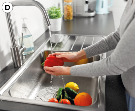 Imagem: Fotografia. D: Destque de duas mãos lavando legumes em uma torneira. Fim da imagem.