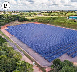 Imagem: Fotografia. B: Campo aberto com placas de energia solar. Fim da imagem.