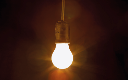 Imagem: Fotografia. Luz acesa amarela. Fim da imagem.