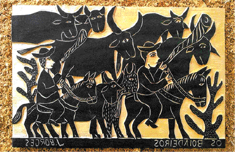 Imagem: Fotografia. Imagem em relevo. Duas pessoas montadas em burros e ao lado há vários bois.   Fim da imagem.