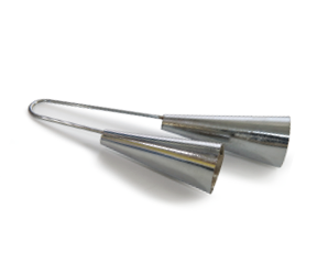 Imagem: Fotografia. Agogô, instrumento com dois sinos nas pontas e um cabo prateado na ponta.  Fim da imagem.