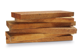 Imagem: Fotografia. Placas de madeira empilhadas.   Fim da imagem.