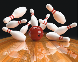 Imagem: Fotografia. Uma bola de boliche derrubando os pinos. Fim da imagem.
