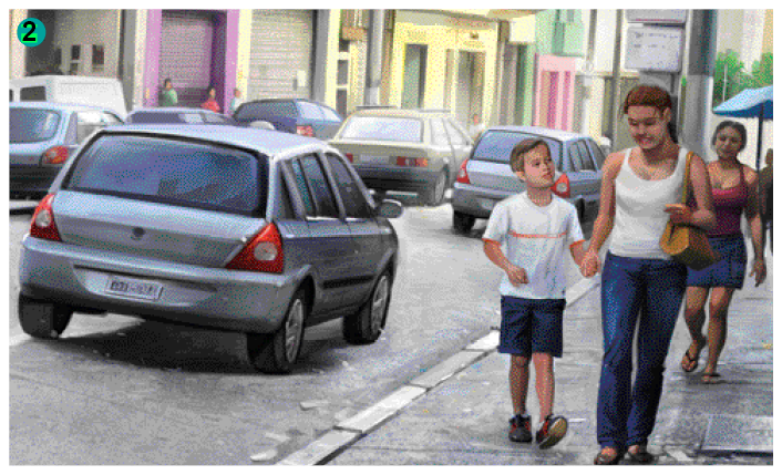 Imagem: Ilustração. 2. Mulher de cabelo castanho preso em um rabo, usando calça jeans, regata branca e uma bolsa. Ela caminha na calçada segurando a mão de um menino loiro que usa uma bermuda azul marinho e camiseta branca com uma faixa laranja. Atrás deles, uma mulher de regata rosa anda. Ao lado, na rua, há vários carros.  Fim da imagem.