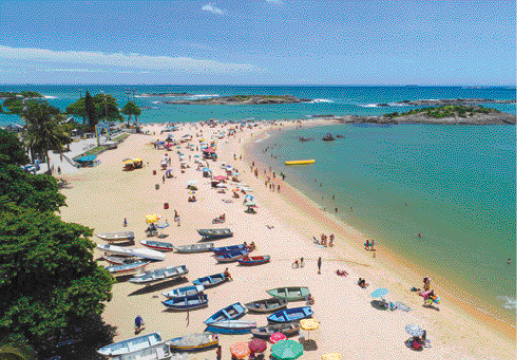 Imagem: Segunda coluna: uma praia com barcos e pessoas na areia;  Fim da imagem.