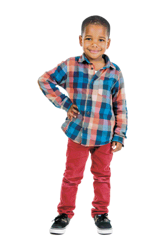 Imagem: Fotografia. Um menino moreno de cabelo raspado parado sorrindo com uma das mãos na cintura. Ele usa uma camisa xadrez laranja e azul, uma calça vermelha e tênis preto. Ao lado dele há um balão de fala. O menino diz: meu nome é Artur. Durante a semana, eu acordo bem cedo para ir à escola. À tarde, faço minha lição e sempre que dá tempo vou com minha mãe a uma praça perto de casa. Lá encontro com meus vizinhos, jogamos bola e andamos de bicicleta. À noite, fico em casa. Gosto de ver televisão com meu pai e de jogar varetas com meu irmão. Aos fins de semana é muito bom quando saímos para fazer compras no mercado e para ir a outros lugares, como o cinema. Fim da imagem.