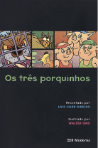 Imagem: Ilustração. Capa de livro. Na parte de cima, uma faixa com ilustrações: um lobo atrás de uma grade, um lobo deitado na cama, um lobo assoprando e três porquinhos. Abaixo, título do livro: os três porquinhos.  Fim da imagem.
