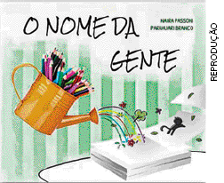 Imagem: Ilustração. Capa de livro. Na parte superior, o título: O nome da gente. No centro, ilustração de um regador dourado com lápis de cor dentro. Ele está virado e saem riscos coloridos da ponta, indo até uma pilha de papel. Há desenhos junto com os riscos coloridos: árvore, flores, folhas e um gato.   Fim da imagem.