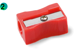 Imagem: Fotografia. Um apontador de plástico vermelho de um ponto de vista inclinado.   Fim da imagem.