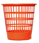 Imagem: Fotografia. Um balde de lixo de plástico laranja visto de frente.   Fim da imagem.