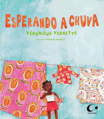 Imagem: Ilustração. Capa de livro. Na parte de cima, título: esperando a chuva. Ilustração de uma menina negra usando bermuda vermelha e camiseta branca. Ela está na frente de um varal de roupas.  Fim da imagem.