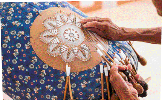 Imagem: Rendas. A arte em renda tem importante papel na economia de muitos municípios da Região Nordeste. As rendas estão presentes em roupas, almofadas e toalhas. Mais uma seta para fotografia de bonecos vestindo calça azul, blusa amarela e chapéu com estrelas. Artesanato em barro, no município de Caruaru, no estado de Pernambuco, em 2020. Fim da imagem.