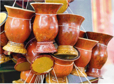 Imagem: Cuias de porongo no município de Porto Alegre, no estado do Rio Grande do Sul, em 2018. Objetos feitos de frutos. Muitos artesãos da Região Sul fabricam cuias de porongo, um tipo de fruto. As cuias são objetos utilizados para servir chimarrão. Fim da imagem.