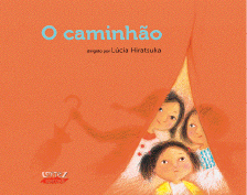 Imagem: Ilustração. Capa de livro. Três meninas de cabelo preto atrás de uma cortina laranja. Ao lado, o título: O caminhão.  Fim da imagem.