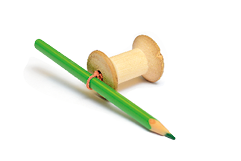 Imagem: Fotografia. Um lápis acoplado a um carretel. Fim da imagem.