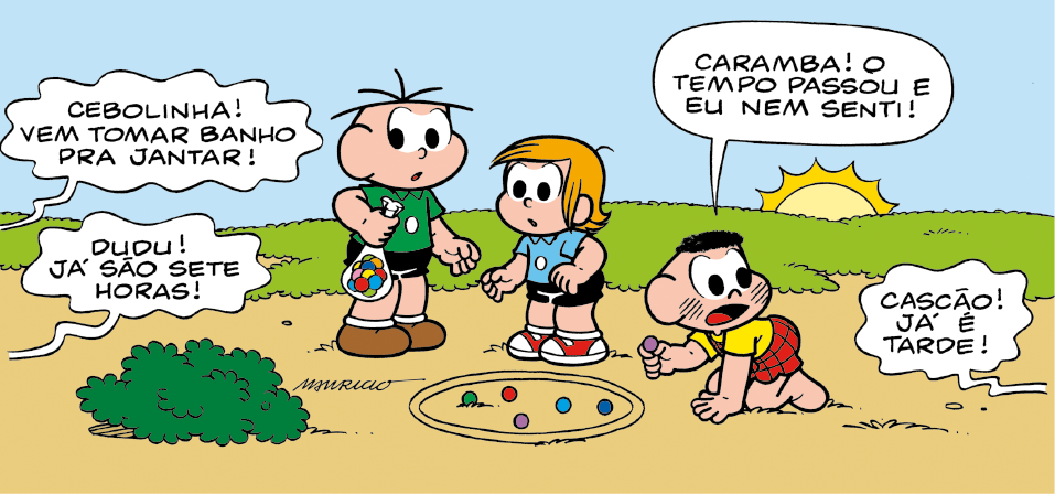 Imagem: Quadrinho único. Em uma área descampada com terra e grama durante o pôr do sol, estão Cebolinha, personagem de camiseta verde, shorts preto, tênis e cabelo espetado; Dudu, personagem loiro, de cabelo longo, camiseta azul, shorts preto e tênis; e Cascão, personagem de cabelo curto preto, bochechas sujas, camiseta amarela com macacão e descalço. Cebolinha está de pé, segura um saco de bolinha de gude enquanto escuta uma voz distante dizer: “CEBOLINHA! VEM TOMAR BANHO PRA JANTAR!”. Dudu, ao lado do colega, também escuta: “DUDU! JÁ SÃO SETE HORAS!”. Cascão, sentado ao lado de bolinhas de gude posicionadas no chão, ouve: “CASCÃO! JÁ É TARDE!”. E ele exclama: “CARAMBA! O TEMPO PASSOU E EU NEM SENTI!”.  Fim da imagem.