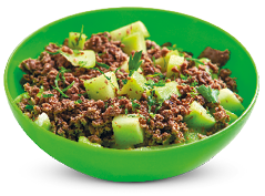 Imagem: Fotografia. Uma cumbuca com carne moída e chuchu refogados.  Fim da imagem.