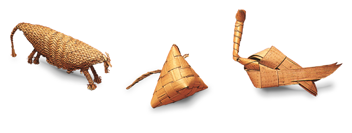 Imagem: Fotografia. Três animais feitos de material trançado de cor marrom. Um deles é um quadrúpede, outro apresenta o corpo triangulado e cauda e o terceiro tem longo pescoço e asas.  Fim da imagem.