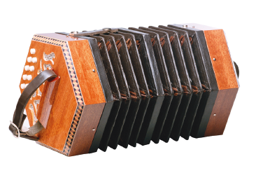 Imagem: Fotografia. Uma sanfona. Instrumento de corpo alongado em forma hexagonal. As extremidades são de madeira e apresenta pegadores de couro. O comprimento apresenta aspecto dobrável.  Fim da imagem.