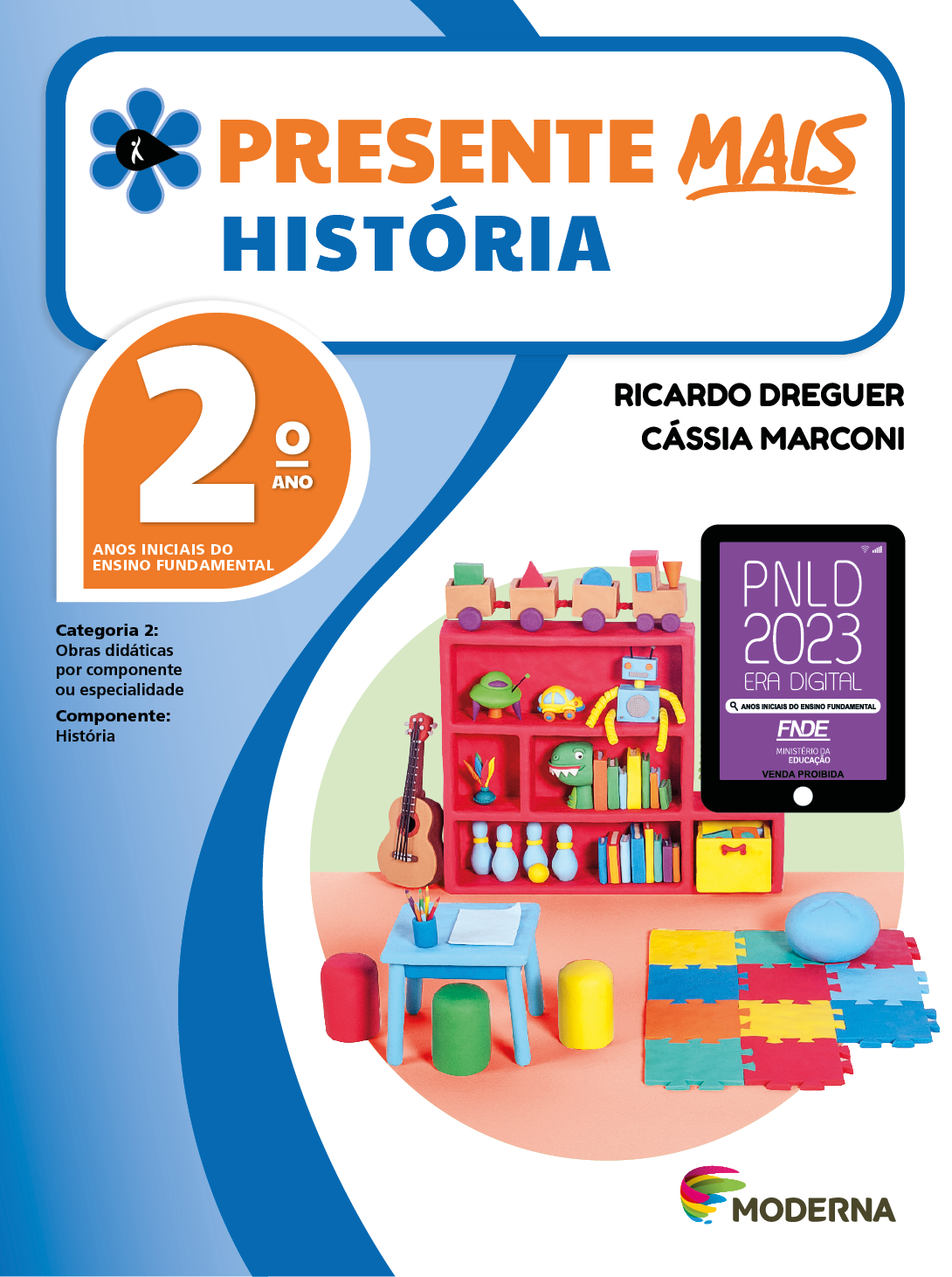 Imagem: Capa. Na parte superior, o título: Presente mais – História 2º ano. À esquerda, ilustração de uma flor com seis pétalas azuis e um miolo preto em formato de gota, onde há a silhueta em branco de uma pessoa com o braço levantado. Abaixo, as seguintes informações: Anos iniciais do Ensino Fundamental. Categoria 2: Obras didáticas por componente ou especialidade. Componente: História. À direita, os nomes dos autores: Ricardo Dreguer; Cássia Marconi. Em seguida, selo do PNLD 2023 composto pela ilustração de um tablet com as informações: PNLD 2023. ERA DIGITAL. ANOS INICIAIS DO ENSINO FUNDAMENTAL. FNDE. MINISTÉRIO DA EDUCAÇÃO. VENDA PROIBIDA. Na parte inferior  direita, logotipo da editora Moderna, composto por linhas curvadas nas cores: rosa, amarelo, verde e azul, à esquerda. E à direita, o nome da editora. Ao centro, ilustração de um ambiente onde há um tapete colorido, um pufe, uma mesa pequena com folhas, lápis colorido e banquetas nas cores verde, amarela e vermelha. Ao fundo, uma estante com brinquedos e livros na qual está encostada um violão. Na parede, um quadro com o desenho de um balão de ar entre nuvens no céu.  Fim da imagem.