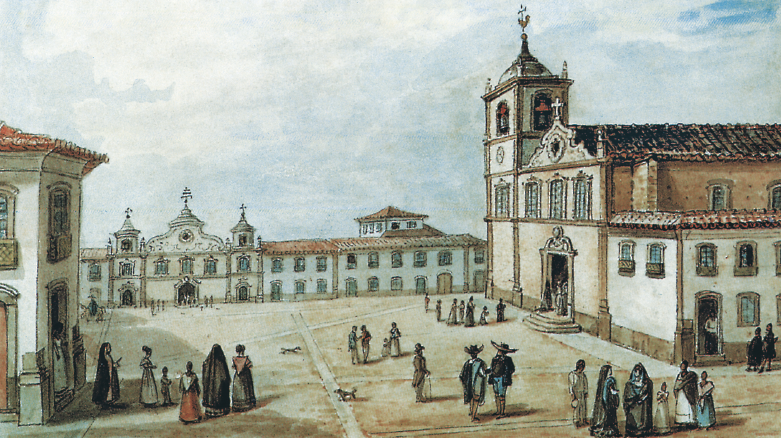Imagem: Pintura. Um grande espaço aberto. Do lado esquerdo, há parte de uma construção assobrada de onde as um pequeno grupo de pessoas. Do lado direito, com bastante destaque, está uma igreja que apresenta janelas envidraçadas na fachada, a torre com sino e escadas na porta, onde está outro grupo. Ao fundo, extensas construções com muitas janelas e outra capela. Outras pessoas caminham pelo espaço. Os homens estão de chapéu, camisa e botas e as mulheres usam longos vestidos, algumas com a lenço que também cobre a cabeça. Fim da imagem.