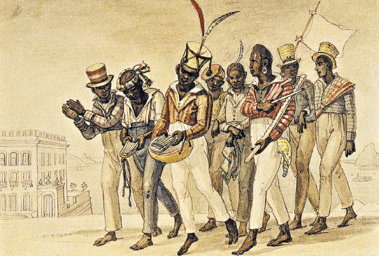 Imagem: Pintura. Um grupo composto por oito homens negros descalçados usam camisa listradas, calças justas compridas até os tornozelos e chapéus. Eles caminham próximos uns dos outros. Alguns tocam instrumentos, um deles bate palma e outro segura uma bandeira. Ao fundo, uma forte construção e o mar.  Fim da imagem.