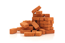 Imagem: Fotografia. Telhas retangulares de cerâmica que apresentam relevo na superfície. Fim da imagem.