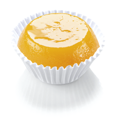 Imagem: Fotografia. Em uma forminha, um doce amarelo de aspecto liso e mole.  Fim da imagem.