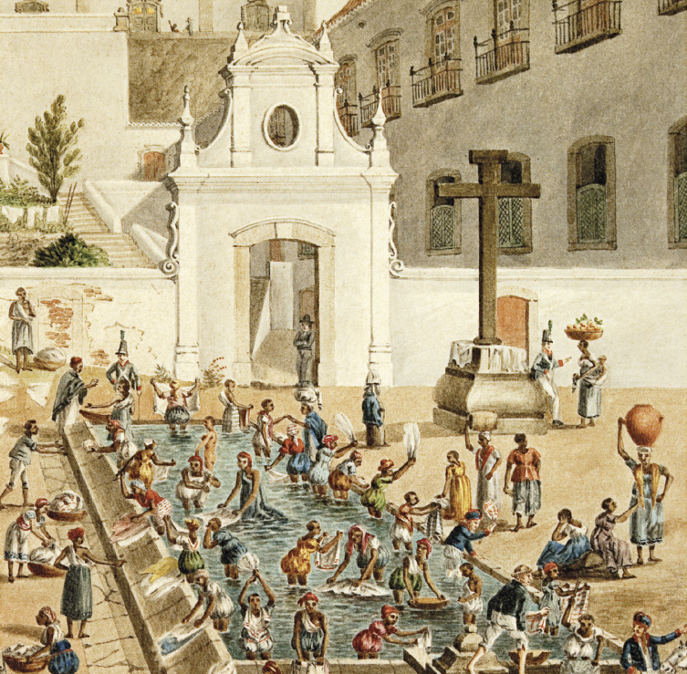 Imagem: Pintura. Espaço aberto no qual há um corredor com água de um chafariz onde muitas mulheres lavam roupas. A maioria usa um tecido na cabeça e a roupa amarrada na altura dos joelhos. Ao redor do espaço, há algumas trouxas, algumas mulheres estão sentadas e guardas observam o local. Do lado direito, uma mulher com um cesto de frutas sobre a cabeça e uma criança presa às costas com tecido conversa com um guarda encostado onde há um grande crucifixo e algumas roupas estendidas. Ao fundo, uma escadaria e construção com muitas janelas e pequenas sacadas.  Fim da imagem.