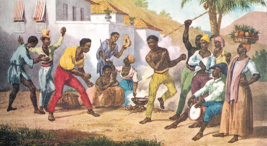 Imagem: Pintura. À frente de uma pequena casa em uma área com chão de terra, está um grupo de homens e mulheres negras descalços. Ao centro, dois homens, um de calça e sem camisa e outro de camisa e calça se olham e movimentam braços e pernas. Do lado direito, uma mulher de blusa, saia longa, tecido no pescoço e cesto com frutas equilibrados na cabeça observa. Ao lado dela, um homem sentado de camisa, chapéu e calça toca um tambor sobre o qual está sentado. Ao seu lado, outras três pessoas de pé observam, duas mulheres e um homem com uma haste levantada em uma das mãos. Ao fundo, duas mulheres estão sentadas, uma delas manipula uma panela no fogo aceso no chão enquanto conversa com um homem de pé que segura um chapéu em uma das mãos. No canto esquerdo, outros dois homens de pé, um bate palma e outro, com cartola, camisa e calça, está com as mãos para o alto.  Fim da imagem.
